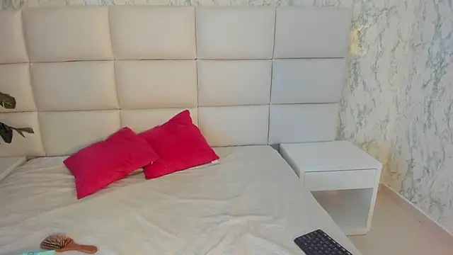 MIA  SAENZ online show from 01-16-25, 12:20