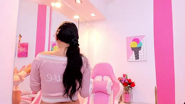 Snapshot of scarlette_15_ chatting on 12-30-24, 01:36 scarlette 15  online show from 12-30-24, 01:36