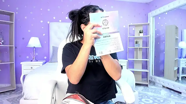 Snapshot of scarlette_15_ chatting on 09-18-25, 03:30 scarlette 15  online show from 09-18-25, 03:30