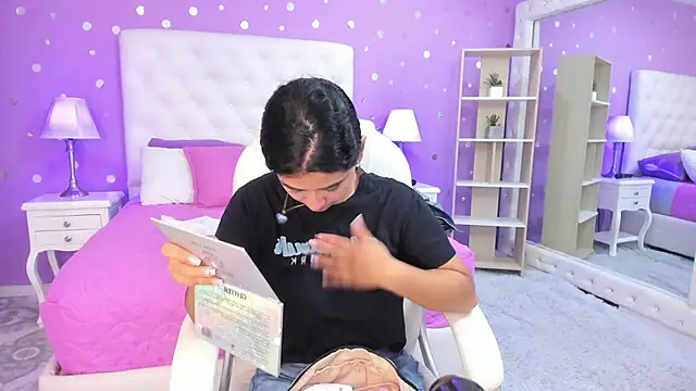 Snapshot of scarlette_15_ chatting on 10-22-25, 03:40 scarlette 15  online show from 10-22-25, 03:40