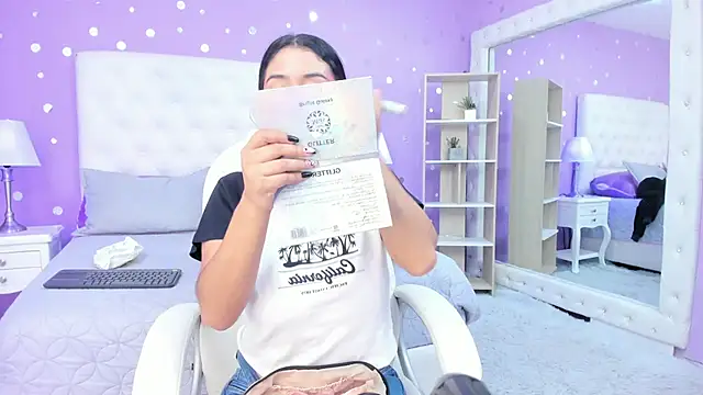 Snapshot of scarlette_15_ chatting on 11-08-25, 01:39 scarlette 15 online show from 11-08-25, 01:39