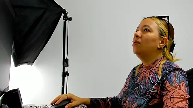 alma fenix online show from 03-19-26, 12:42