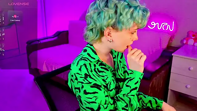 School Love online show from 12-06-24, 04:17