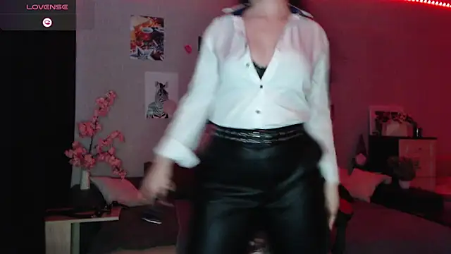 Fluffy Tiffy online show from 02-26-25, 06:58