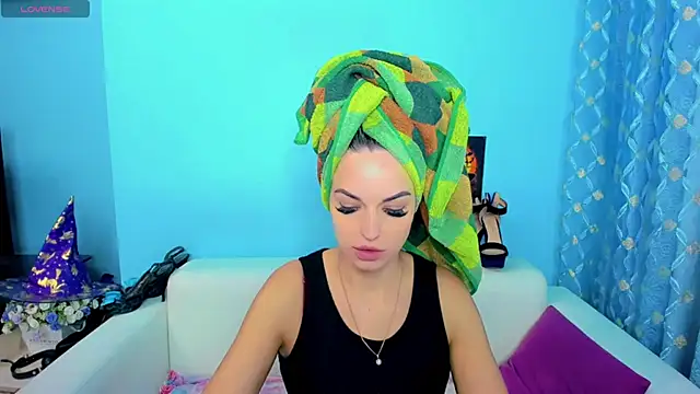 LindaaLu online show from 11-18-25, 03:01