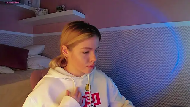 Anna Robinson online show from 02-11-25, 01:20