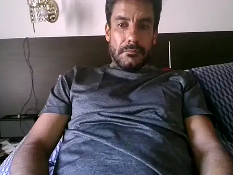 Snapshot of elkike1980 chatting on 05-18-26, 09:31 elkike1980 online show from 05-18-26, 09:31