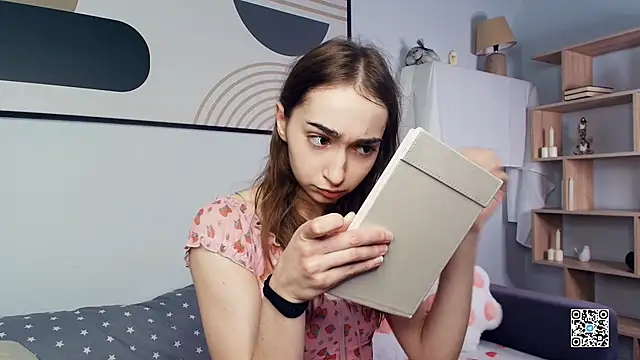 PollyBeev online show from 10-27-25, 07:34