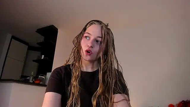 Snapshot of MiaMews chatting on 10-19-25, 11:22 MiaMews online show from 10-19-25, 11:22