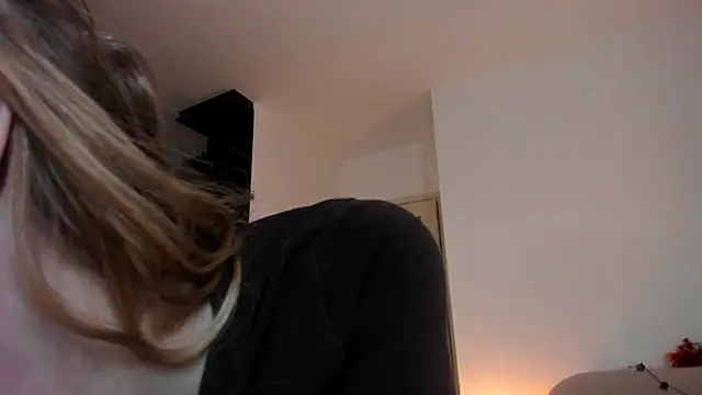 Snapshot of MiaMews chatting on 10-21-25, 12:28 MiaMews online show from 10-21-25, 12:28