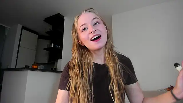 Snapshot of MiaMews chatting on 10-27-25, 12:53 MiaMews online show from 10-27-25, 12:53