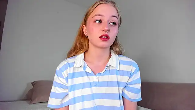 Snapshot of MiaMews chatting on 11-11-25, 12:27 MiaMews online show from 11-11-25, 12:27