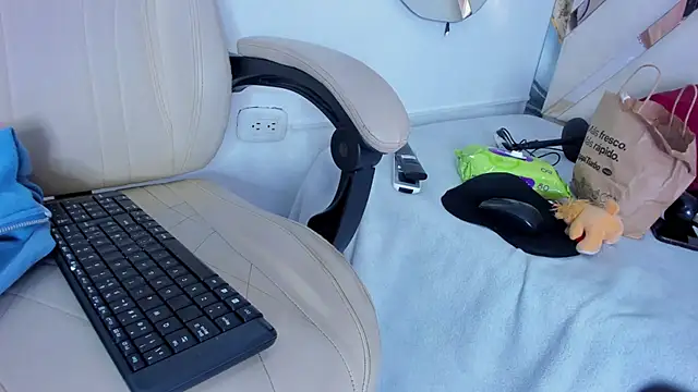 Snapshot of ninaht chatting on 10-18-25, 08:31 ninaht online show from 10-18-25, 08:31