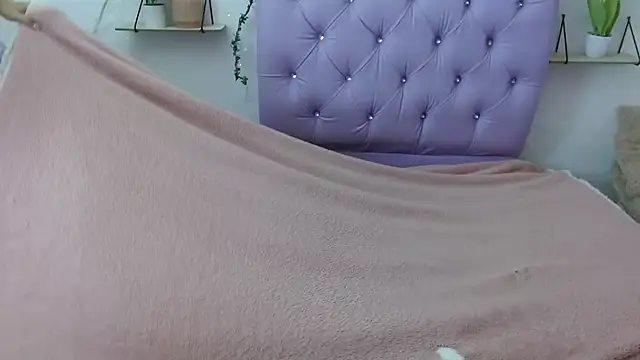 Snapshot of Freyja_01 chatting on 09-21-25, 04:19 Freyja 01 online show from 09-21-25, 04:19