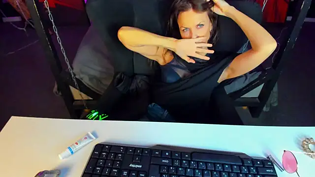 Snapshot of Elizabe_th chatting on 12-16-24, 02:15 Elizabe th online show from 12-16-24, 02:15