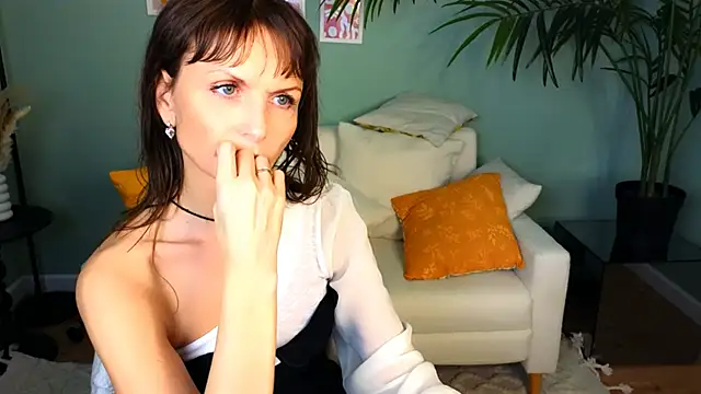 Snapshot of Elizabe_th chatting on 01-20-25, 09:24 Elizabe th online show from 01-20-25, 09:24