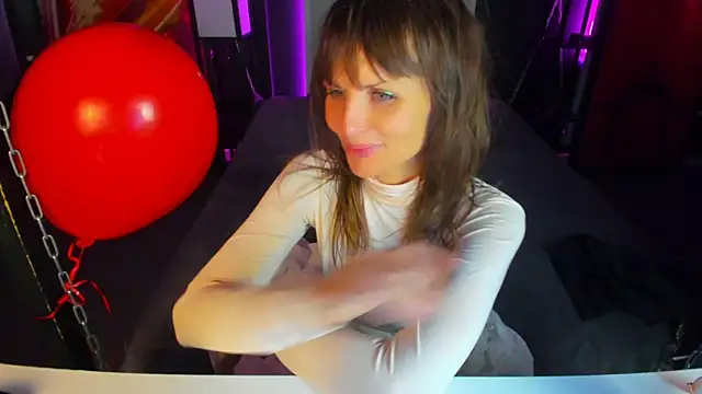 Snapshot of Elizabe_th chatting on 02-14-25, 08:42 Elizabe th online show from 02-14-25, 08:42