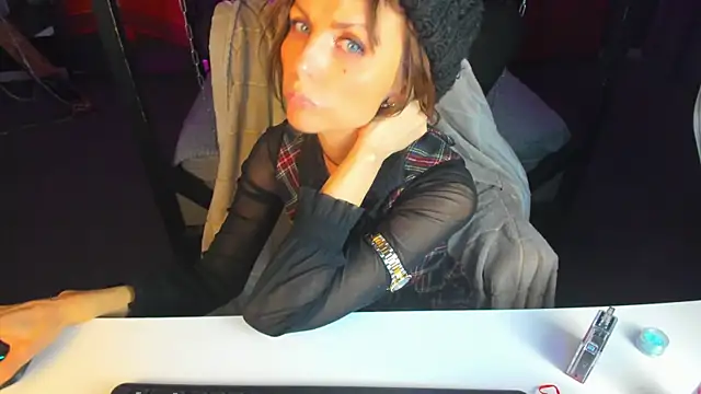 Snapshot of Elizabe_th chatting on 03-09-25, 08:51 Elizabe th online show from 03-09-25, 08:51