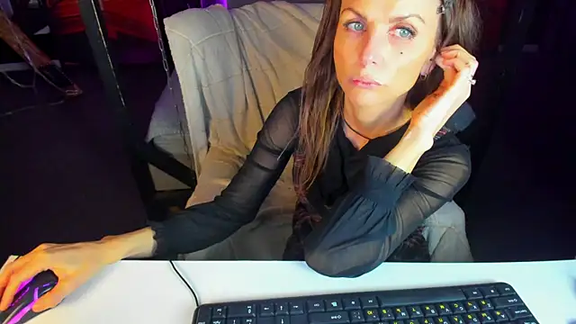 Snapshot of Elizabe_th chatting on 03-09-25, 11:58 Elizabe th online show from 03-09-25, 11:58