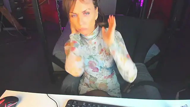 Snapshot of Elizabe_th chatting on 03-10-25, 03:56 Elizabe th online show from 03-10-25, 03:56