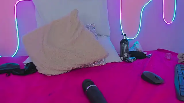 Snapshot of Mingie_Rouse chatting on 01-18-25, 05:37 Mingie Rouse online show from 01-18-25, 05:37