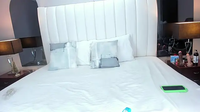 HannaPaola online show from 12-19-24, 04:34