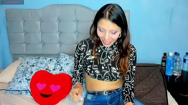 Snapshot of Selenakyle92_ chatting on 01-17-25, 08:33 Selenakyle92 online show from 01-17-25, 08:33