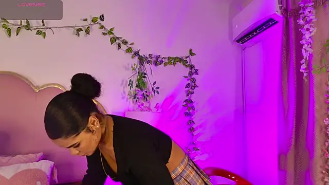 NahiaraReina online show from 06-11-26, 01:31