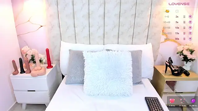 LauraSmith-01 online show from 12-14-25, 06:45