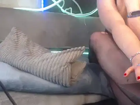 Snapshot of GoddessMonicaNylon chatting on 12-19-24, 06:34 GoddessMonicaNylon online show from 12-19-24, 06:34