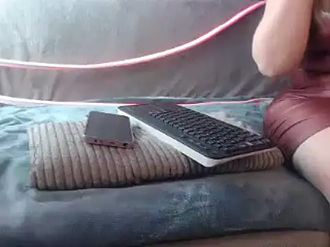 Snapshot of GoddessMonicaNylon chatting on 03-18-25, 01:21 GoddessMonicaNylon online show from 03-18-25, 01:21