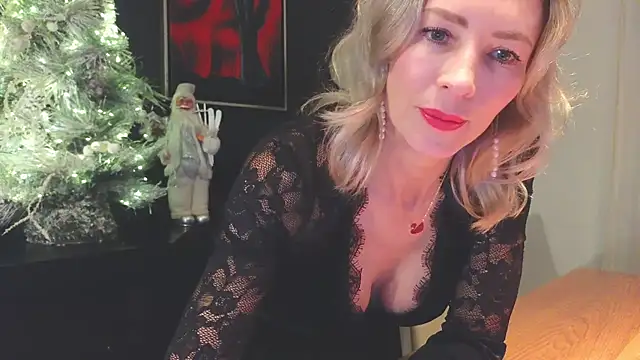 Snapshot of _Maddalena_ chatting on 12-24-24, 11:00 Maddalena online show from 12-24-24, 11:00