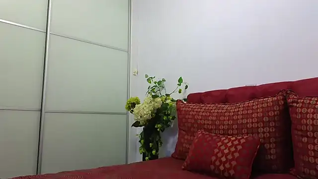 Snapshot of _Maddalena_ chatting on 10-21-25, 08:31 Maddalena online show from 10-21-25, 08:31