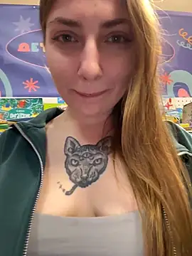 Snapshot of Sunny___Bunny chatting on 05-17-26, 01:07 Sunny Bunny online show from 05-17-26, 01:07