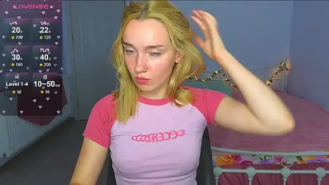 Snapshot of Wild_Sophie_ chatting on 09-21-25, 06:42 Wild Sophie online show from 09-21-25, 06:42