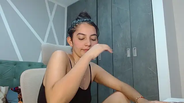 Snapshot of camil_blue chatting on 01-16-25, 06:48 camil blue online show from 01-16-25, 06:48