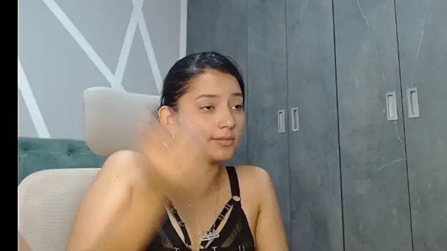 Snapshot of camil_blue chatting on 01-25-25, 04:35 camil blue online show from 01-25-25, 04:35