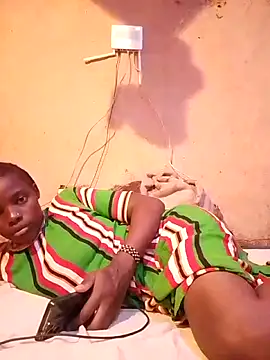 QUEEN-NAIMA online show from 10-27-25, 04:00