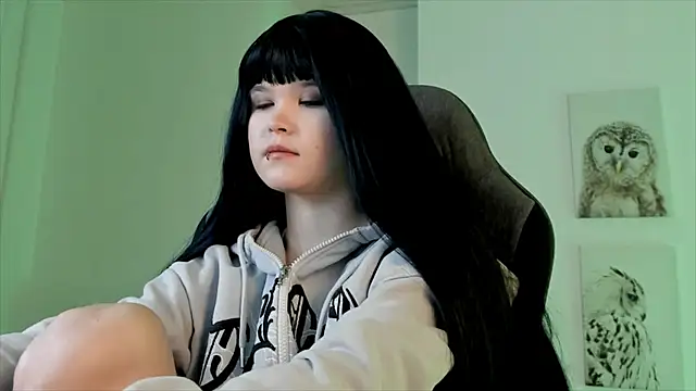 Elainebeness online show from 12-15-24, 04:26