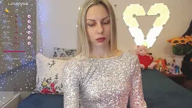 Snapshot of _Loves_ chatting on 12-07-24, 10:39 Loves online show from 12-07-24, 10:39