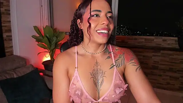 Snapshot of emilyfitness chatting on 12-15-24, 06:51 emilyfitness online show from 12-15-24, 06:51