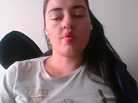 Snapshot of _karlie_kloss_ chatting on 02-05-25, 07:10 karlie kloss online show from 02-05-25, 07:10