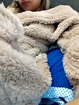 Snapshot of fofinhaa12 chatting on 10-25-25, 01:40 fofinhaa12 online show from 10-25-25, 01:40