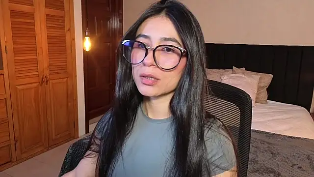 ChloeTurner  online show from 04-27-26, 12:36