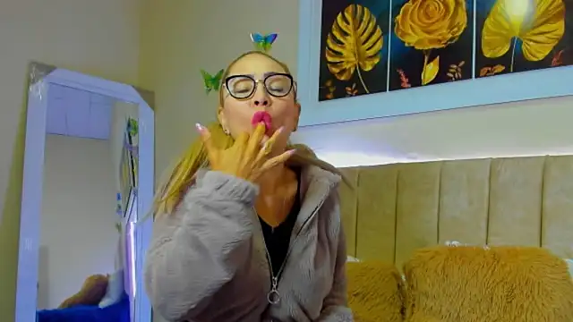 Snapshot of emagarcia chatting on 09-12-25, 01:11 emagarcia online show from 09-12-25, 01:11