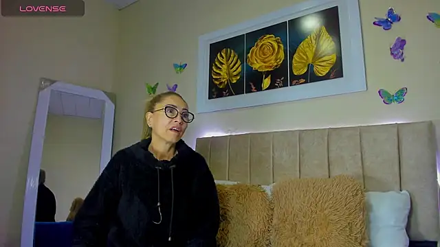 Snapshot of emagarcia chatting on 10-06-25, 01:19 emagarcia online show from 10-06-25, 01:19