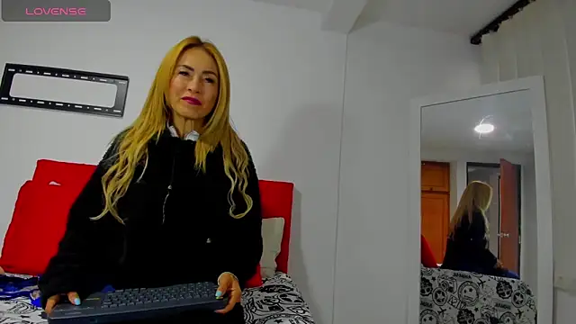 Snapshot of emagarcia chatting on 10-26-25, 11:16 emagarcia online show from 10-26-25, 11:16