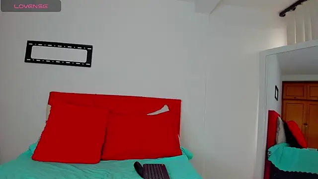 Snapshot of emagarcia chatting on 10-27-25, 01:59 emagarcia online show from 10-27-25, 01:59