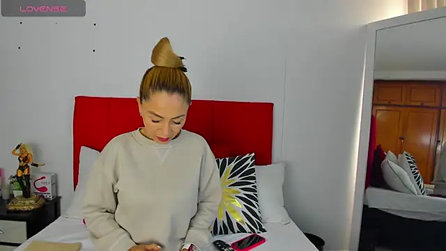 Snapshot of emagarcia chatting on 11-17-25, 12:55 emagarcia online show from 11-17-25, 12:55