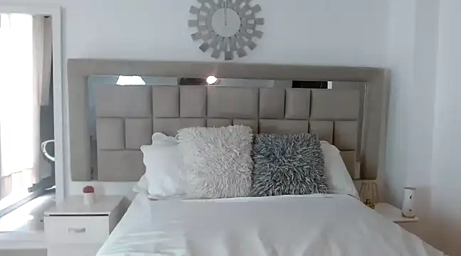 zoecruzz online show from 12-18-24, 02:17